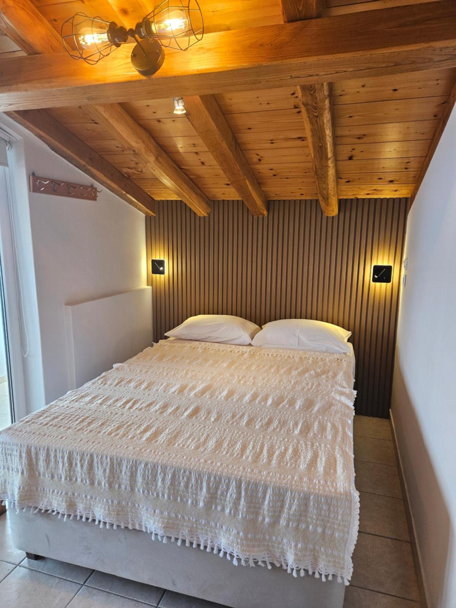 Pantheon Attic Apartment Alonnisos Town Bagian luar foto